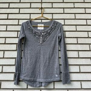 Abercrombie Gray Crochet Henley Thermal Long Sleeve Y2K XS Feminine Boho Cozy